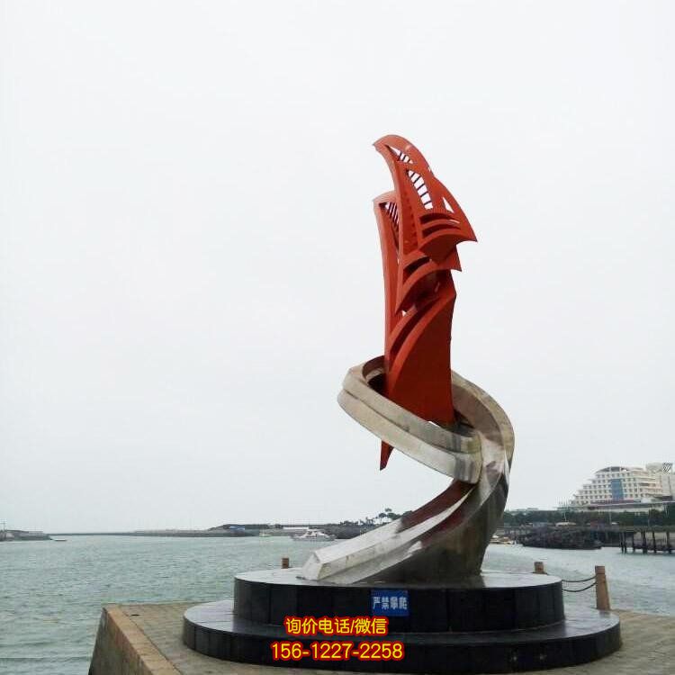 不銹鋼抽象帆船雕塑，為廣場景觀增添美感