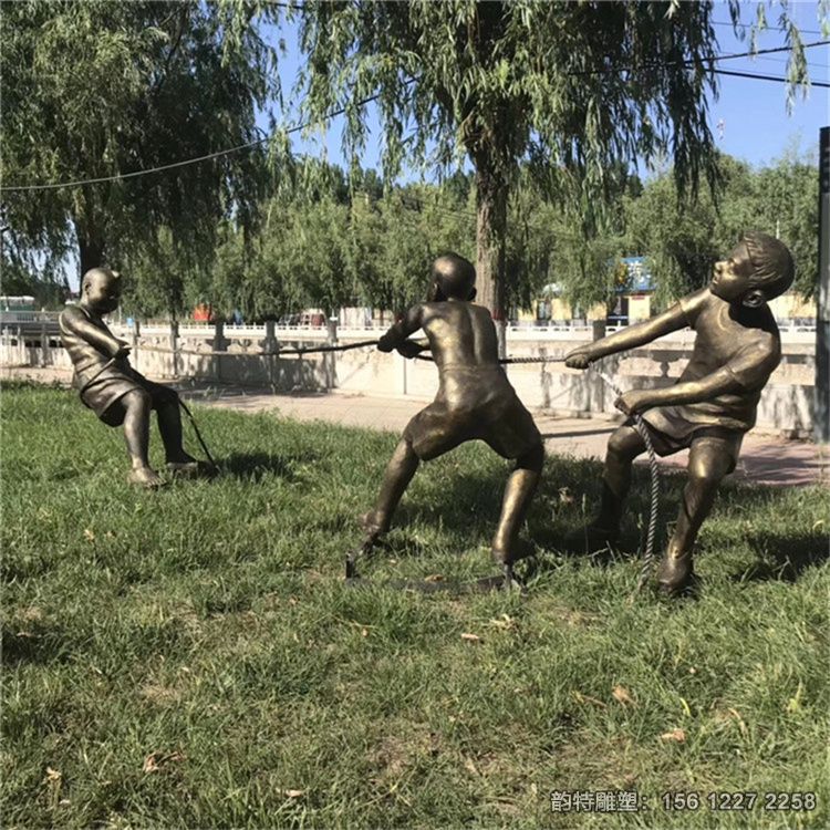 廣場玻璃鋼拔河小孩雕塑，兒童拔河雕塑案例欣賞
