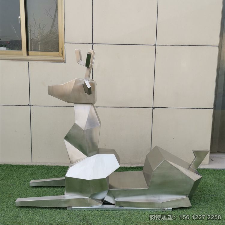 不銹鋼幾何鹿雕塑設(shè)計 添加了幾何元素造型簡潔時尚 不銹鋼幾何鹿雕塑設(shè)計 添加了幾何元素造型簡潔時尚